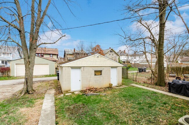 Building Photo - 228 E Kelso Rd