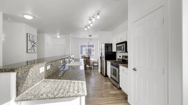 Building Photo - AMAZING COMPLETELY REMODELED CONDO IN SUMM...