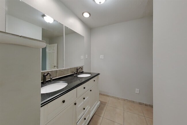Building Photo - 2307 Hilton Head Dr