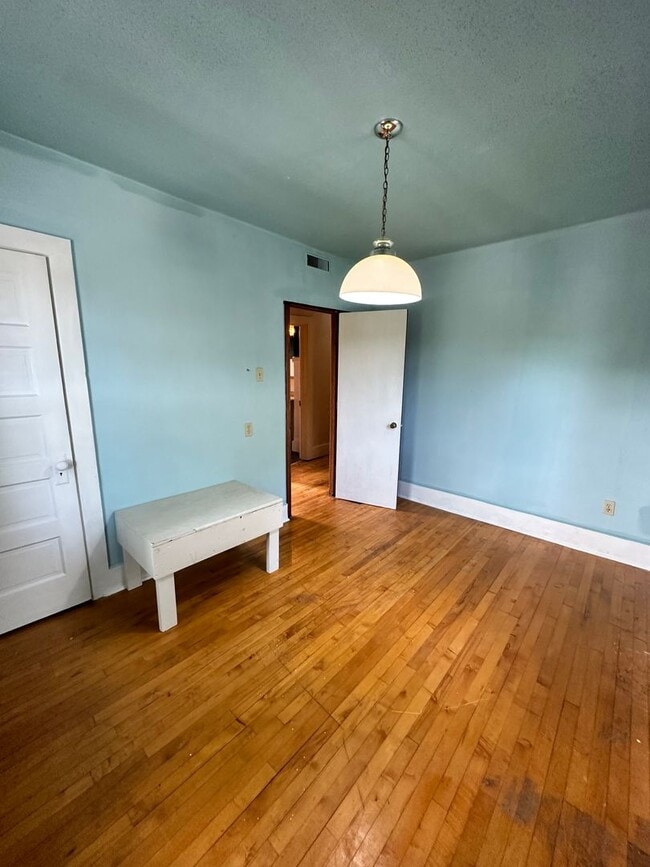 Building Photo - 4 Bed Room 2 Bath Big Yard