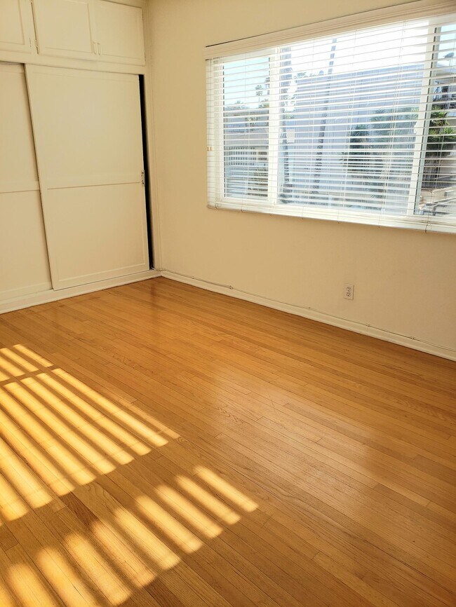 Building Photo - 913 6th St