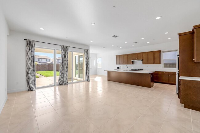 Building Photo - Beautiful Corner Lot 3 Bed 3 Bath Home