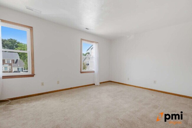 Building Photo - UPDATED 3 BEDROOM 2.5 BATH, FENCED YARD PETS ALLOWED