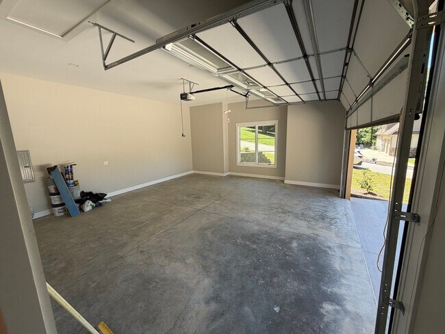Building Photo - 12 King Heights Dr
