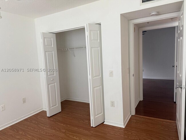 Building Photo - 401 Villa Cir