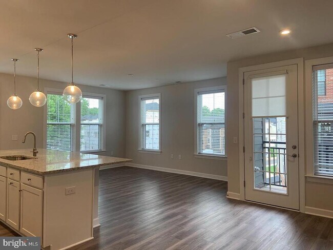 Building Photo - 3925 Fair Ridge Dr