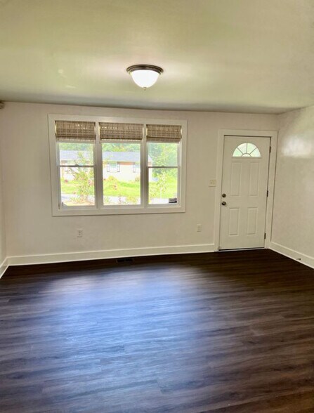 Building Photo - 375 Cologne Dr SE