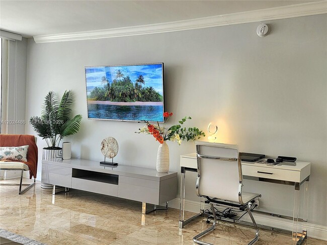 Building Photo - 2030 S Ocean Dr