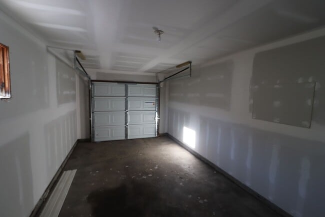 Building Photo - Charming 3 bedroom home on Corner Lot!