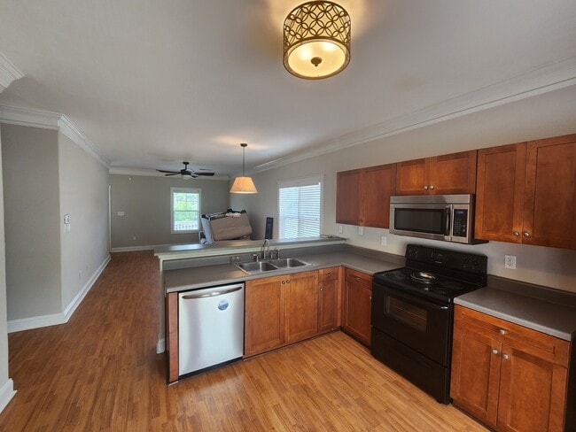 Building Photo - 2240 Lakeside Dr
