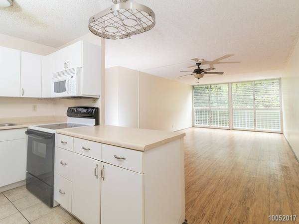 Building Photo - 2BR 1BA w/2 PARKING Spacious Condo Conveni...