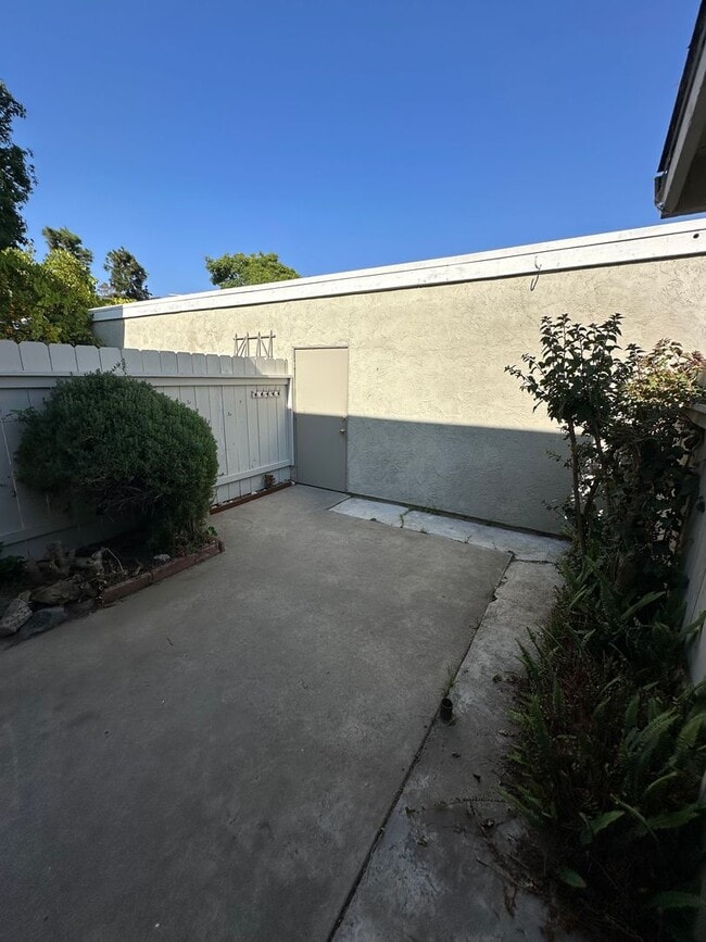 Building Photo - CHARMING 2-BEDROOM TOWNHOME IN GENESEE HIG...