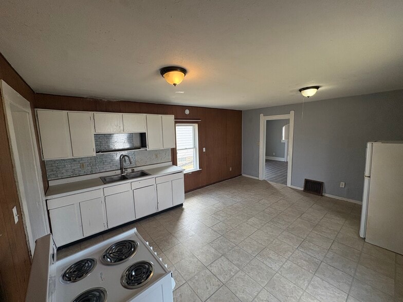 Building Photo - 1030 W 17th St