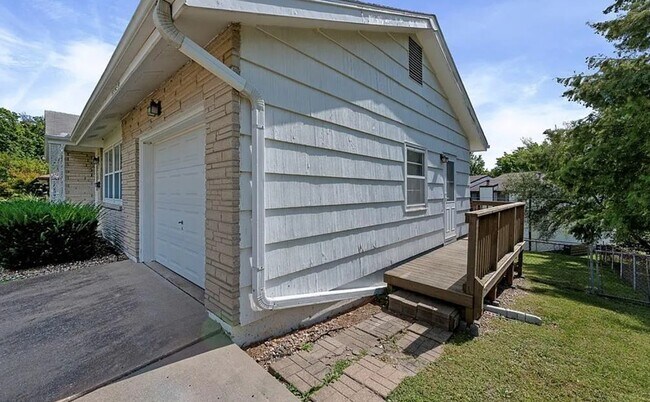 Building Photo - 813 NE 86th St