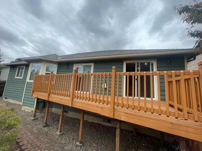 Building Photo - 3 Bedroom home in Albany!