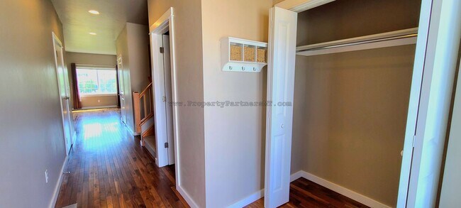 Building Photo - Beautiful 3 Bed 2.5 Bath Town house with ALL the amenities!