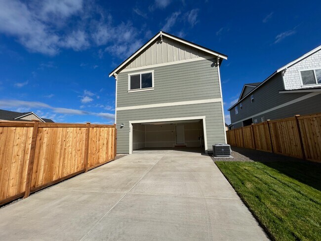 Building Photo - 294 E Viceroy Ave