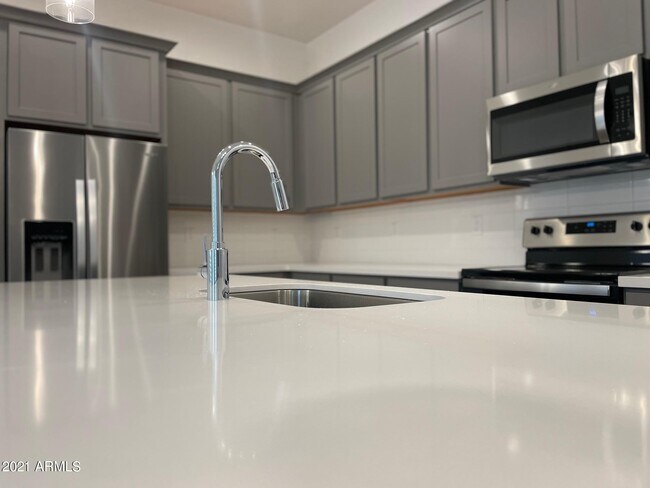 Building Photo - 901 S Smith Rd