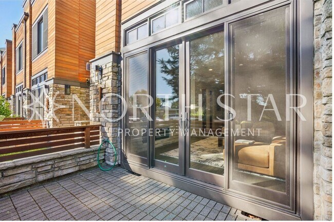 Building Photo - Luxury Living in the Heart of Lake Oswego: Stylish 3-Story Townhouse