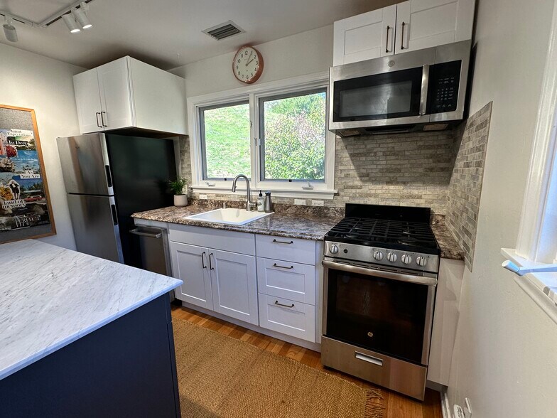 Building Photo - 22810 Portage Circle Dr