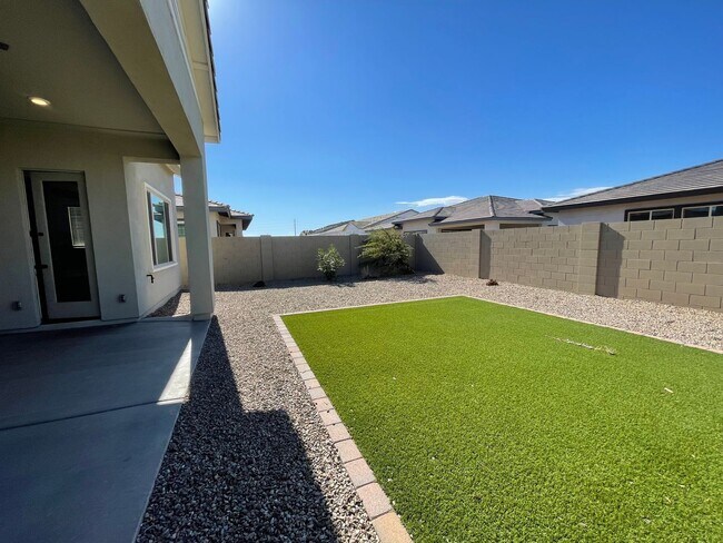 Building Photo - 5 BEDROOM 4 BATH SINGLE FAMILY HOME