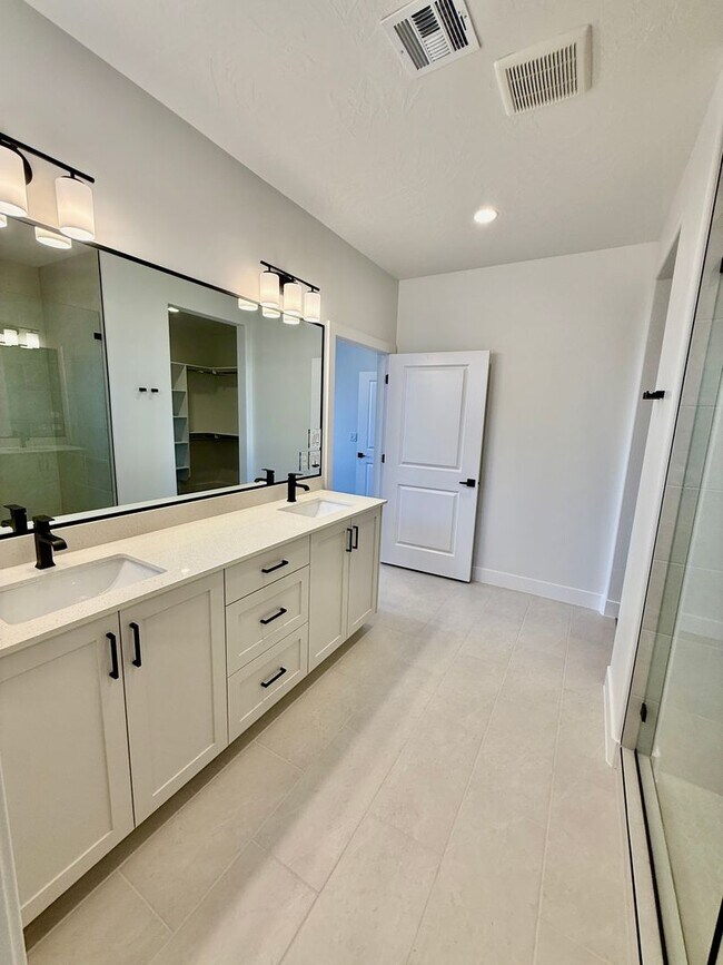 Building Photo - BRAND NEW Four Bedroom Townhome in Desert ...