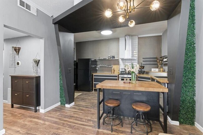 Building Photo - 343 8th St NE