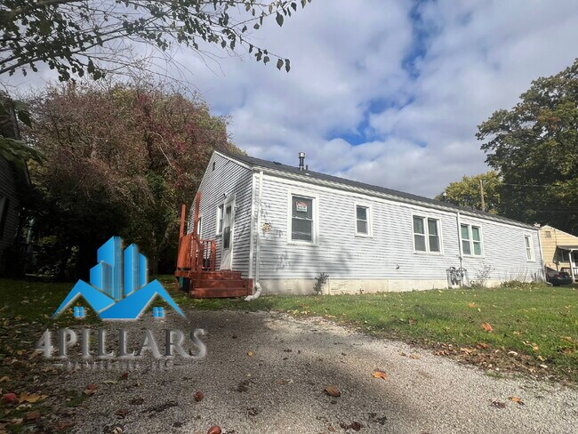 Building Photo - Charming 2 Bedroom Duplex in La Porte with...