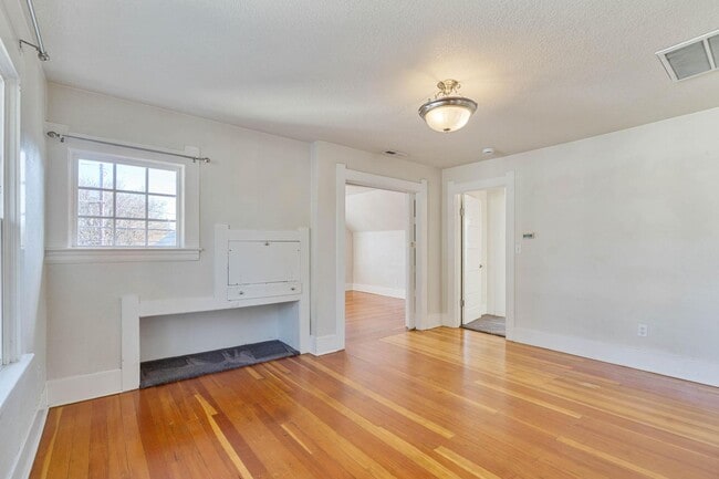 Building Photo - Charming, vintage 2-bdrm/1-bath upper in Richmond neighborhood. W/D, storage, off-street parking