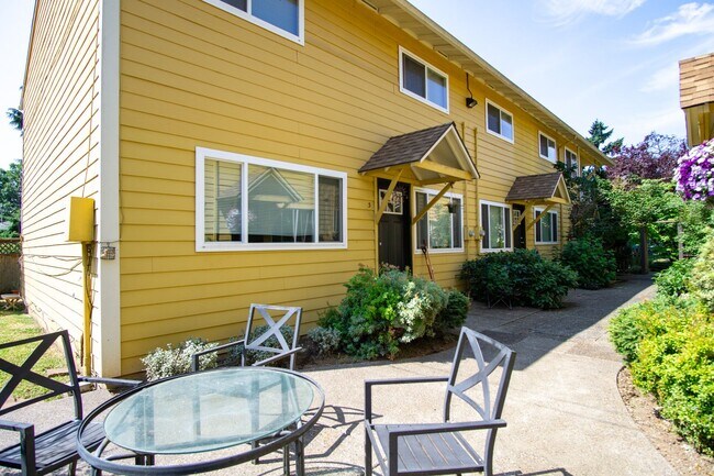 Building Photo - Beautiful Contemporary Townhouse-Style 2 Bdr in Brooklyn!