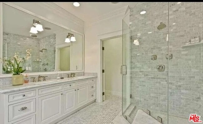 Building Photo - 580 N Kenter Ave