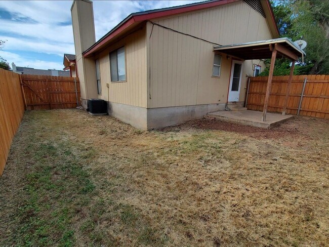 Building Photo - 1109 Hyridge St