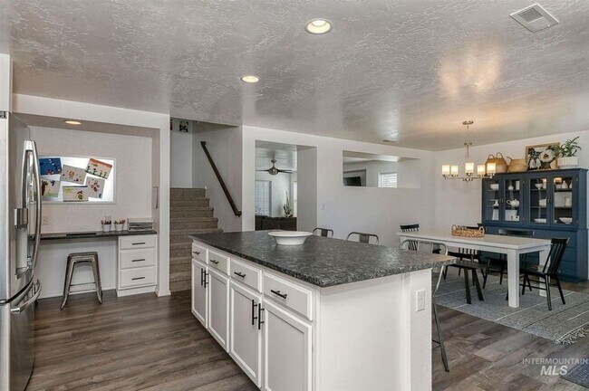 Building Photo - Large 5 Bedroom 3 Bath Home in Meridian _ Dog Friendly!