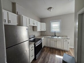 Building Photo - 641 N Goodman St