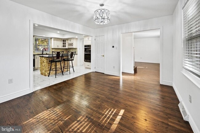 Building Photo - 24 Maple Ave