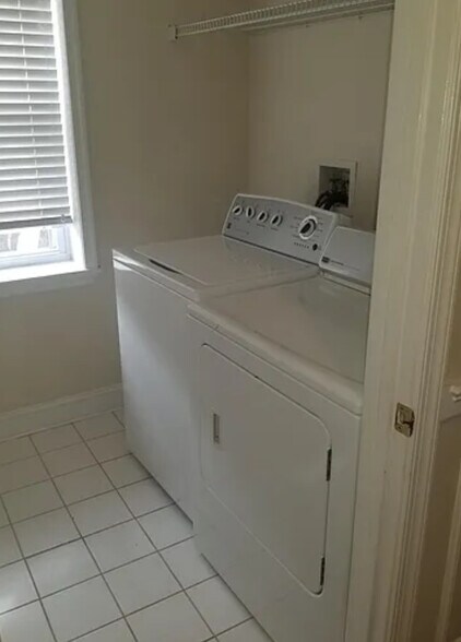 Building Photo - 37 S Ann St