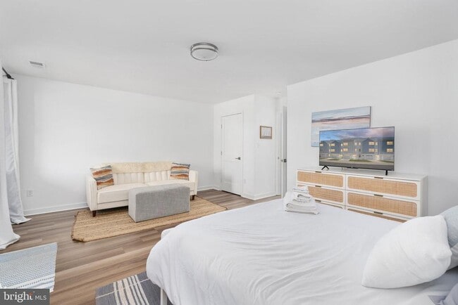 Building Photo - 308 Douglas Ave