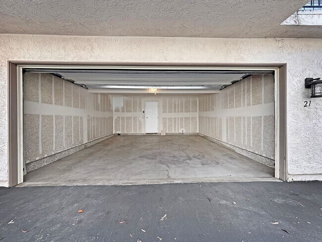 Building Photo - Charming 2BD/2BA Condo in La Jolla Village...