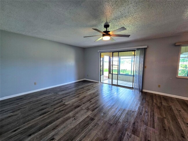 Building Photo - 520 Fairways Cir
