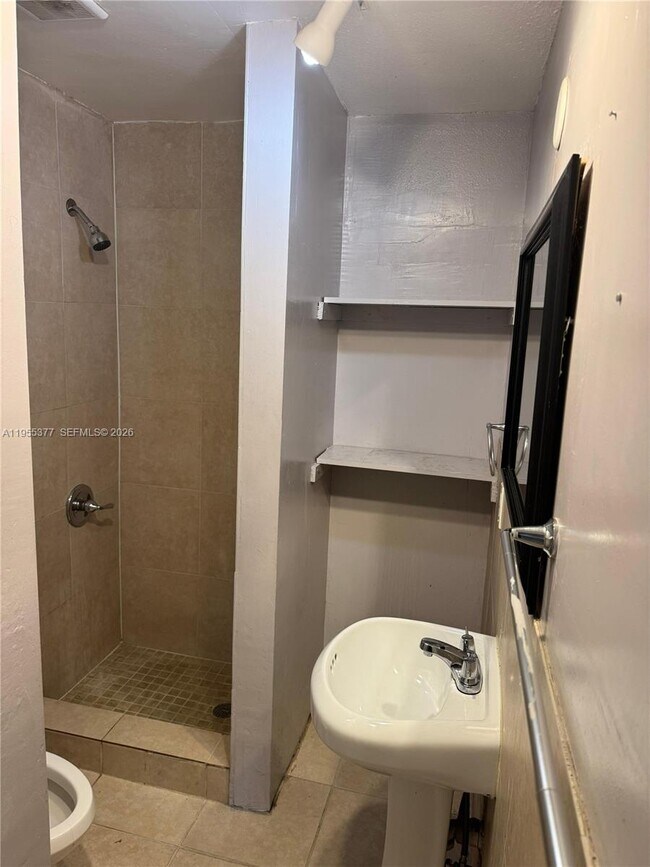 Building Photo - 2500 NW 9th Ct