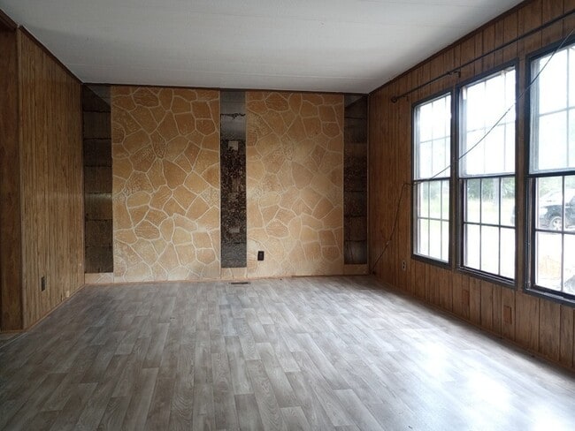 Building Photo - 3 Bedroom 2 Bathroom