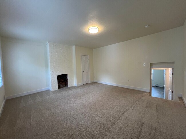 Building Photo - Updated 1BR 1 Bath house with office now available!