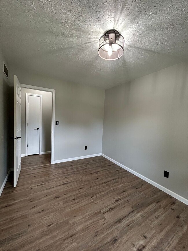 Building Photo - Spacious 3-Bedroom, 2-Bath Home in Middleb...
