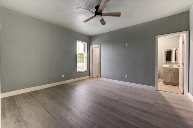 Building Photo - 4323 Continental Dr