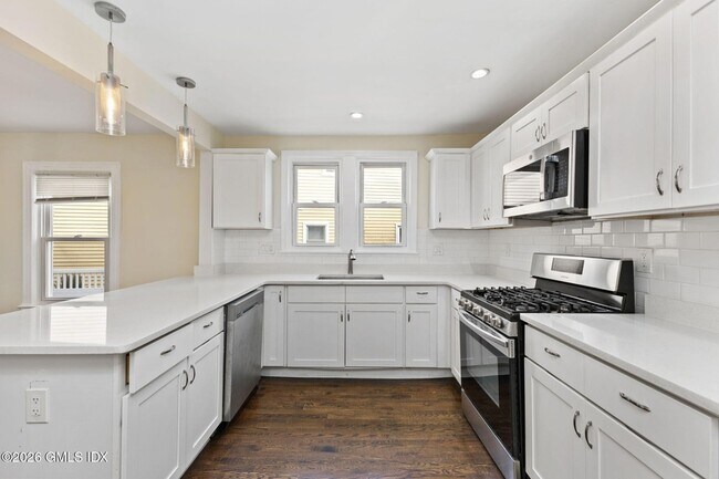 Building Photo - 10 Artic St