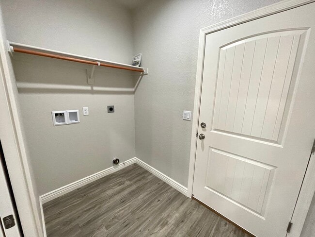 Building Photo - Beautiful 3 Bedroom 2 Bathroom Home! *HOME IS CURRENTLY OCCUPIED, PLEASE DO NOT DISTURB THE TENANT*