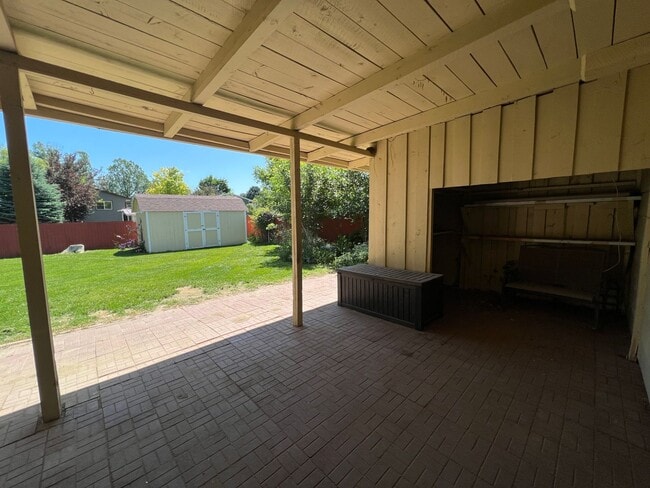 Building Photo - 5 bedroom 3 bathroom home for rent