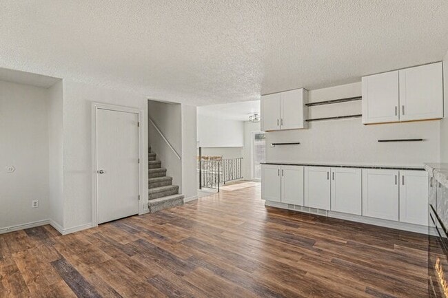 Building Photo - 6538 W Kenyon Ave