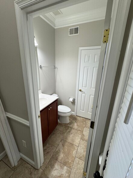 Building Photo - 414 S Augusta Ave