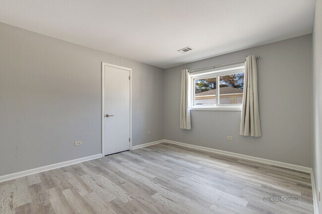 Building Photo - 240 N Archer Ave